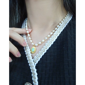 Collier en argent S925 avec perles naturelles et pendentif opale sur le cou d'une femme