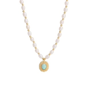 Collier en argent S925 avec perles blanches et pendentif opale soleil sur fond blanc