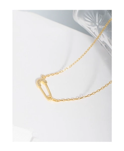 Detailansicht der goldenen Büroklammer-Halskette mit Zirkonia-Besatz und Gliederkette