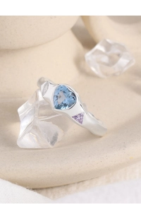 Détail de la bague en argent S925 avec zircons cœur bleu et triangle violet