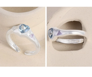 Détail d'une bague en argent S925 avec zircon cœur bleu et pierres triangles