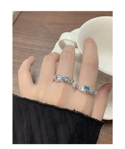 Vue détaillée de bagues en argent S925 avec zircons colorés portées par un modèle