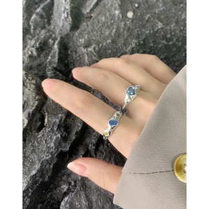 S925 Sterlingsilber Ringe in flüssigem Design mit bunten Zirkonia an der Hand