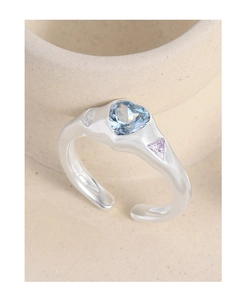 Détail de la bague en argent S925 mat avec pierres précieuses cœur bleues et mauves