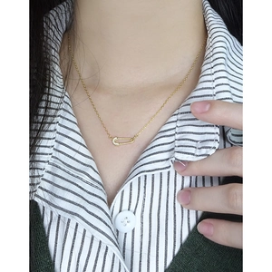 Minimalistische S925 Silber Sicherheitsnadel Kette mit Goldbeschichtung und Zirkonia