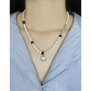Collier élégant en argent S925 avec perles d'eau douce, billes noires et pendentif coquille