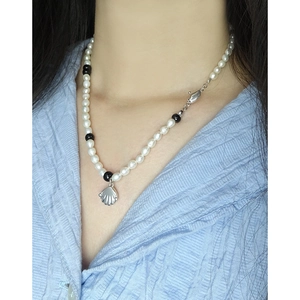 Collier élégant en argent S925 avec perles blanches et noires et pendentif en coquillage