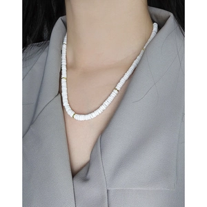 Collier chic en argent S925 avec perles en céramique blanche et détails dorés dorés