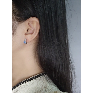 Orecchini a cerchio in argento sterling S925 con zircone blu indossati dal modello