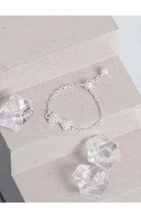 Detail eines verstellbaren S925 Silber Kettenrings mit Zirkonia-Schleife und Perlen