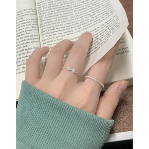 Elegantes S925 Silber Schleife Zirkon Ring Set getragen über einem Strickpullover