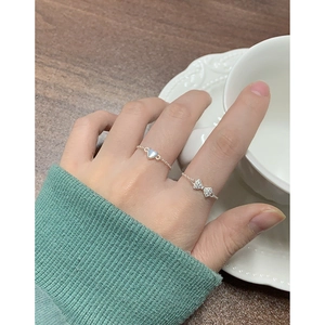 S925 Sterling Silber Bogen und blaues Herz Zirkon Kettenringe auf dem Finger getragen