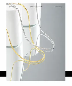 Makroaufnahme der minimalistischen S925 Sterling Silber Schlangenkette in Gold und Silber
