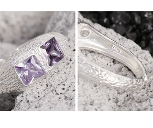 Dettaglio macro dell'anello in argento S925 con zirconi viola e finitura materica
