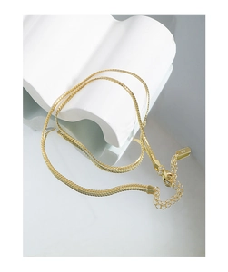 Nahaufnahme der goldenen S925 Silber Schlangenkette mit sicherem Karabinerverschluss