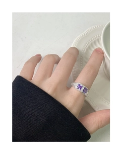 Dettaglio dell'anello in argento S925 con trama irregolare e due zirconi viola