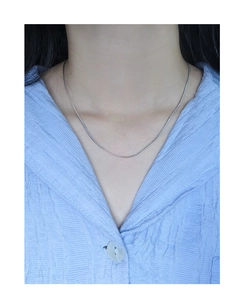 Nahaufnahme der minimalistischen S925 Sterling Silber Schlangenkette an Damen Hals