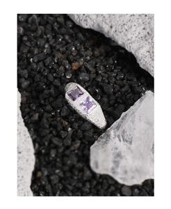 Dettaglio dell'anello in argento S925 con texture rocciosa e zirconi viola quadrati