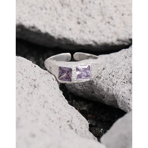 Anello in argento S925 con trama irregolare e pietre viola su rocce naturali