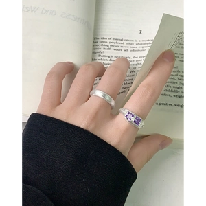 Set di anelli in argento S925 con fascia testurizzata e pietre di zircone viola