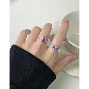 Anelli in argento S925 a trama irregolare con zirconi viola rettangolari sulla mano