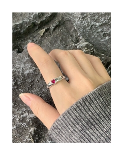 Detail of S925 silver ring featuring red heart zircon and engraved star patterns