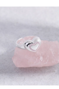 Détail d'une bague coeur en argent avec zircon rose et anneau ajustable de précision