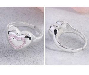 Détail d'une bague en argent S925 avec cœur, pavé de zircons roses et anneau ajustable
