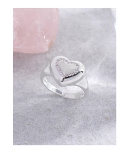 Détail de bague cœur en argent S925 avec halo de zircons roses et anneau réglable