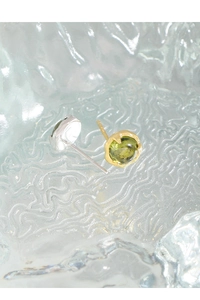Gros plan détaillé des boucles d'oreilles en argent S925 et cristaux émeraude