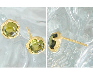 Vue macro détaillée des puces d'oreilles en argent S925 avec cristaux cabochons olive