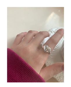Détail de la bague coeur en argent S925 avec finition polie et zircons roses pavés