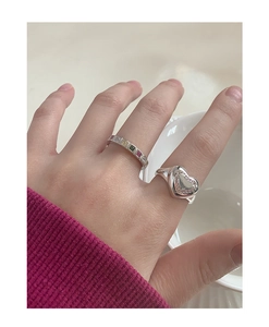 Détail d'une bague cœur en argent S925 avec pierres roses et anneau zircon coloré