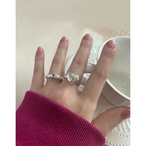 Set de bagues en argent S925 avec pierre cœur rose et zircons colorés sur main