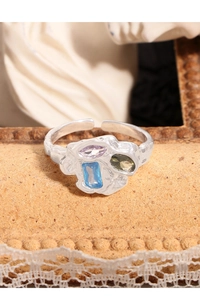 Détail de la bague en argent S925 avec texture plissée et pierres de zircon colorées
