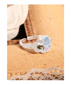 Détail d'une bague ajustable en argent S925 avec texture et trois pierres précieuses