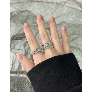 S925 sterling silver rings set with pleated texture and rectangular zircon on hand