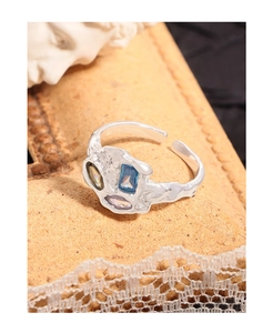 Détails macro d'une bague en argent S925 avec texture de lave et zircons colorés
