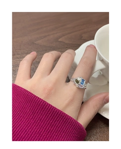 Détail de bague en argent S925 avec texture lave et pierres de zircon multicolores