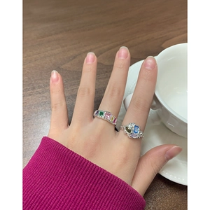 Bague en argent S925 à texture plissée et zircons colorés sur une main de femme