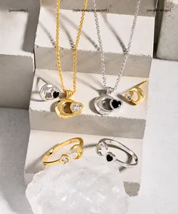 Dettaglio del set di gioielli stella e luna con pietre a cuore su cristalli bianchi