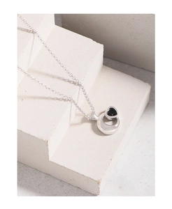 Dettaglio della catena in argento 925 con ciondolo a cuore e zircone nero incastonato