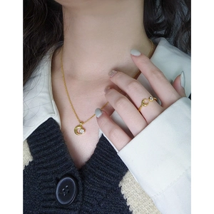 Elegante set di gioielli con luna e cuore dorati inclusi collana e anello aperto