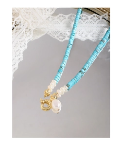 Dettaglio di collana di perle barocche e turchese blu con chiusura a molla dorata