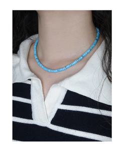 Dettaglio della collana in argento S925 con perle di turchese blu cilindriche