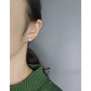 Boucles d'oreilles perles en argent S925 avec design épuré minimaliste sur mannequin