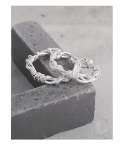 Makroaufnahme des S925 Sterlingsilber-Ringes mit Rebenmuster und innerer Punzierung