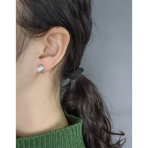 Élégantes boucles d'oreilles perles en argent S925 portées par un mannequin de profil