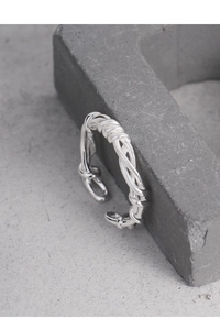 Detail von S925 Sterlingsilber Ring mit geflochtener Seilstruktur und Silber-Finish