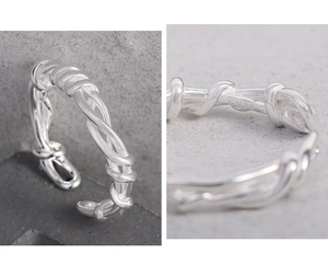 Makroaufnahme von geflochtenem S925 Sterlingsilber Ring mit gedrehten Metall-Details